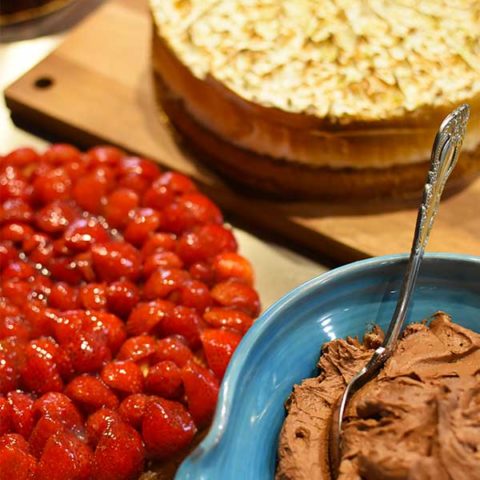 Assortiment de gâteau avec une tarte aux fraises, une mousse au chocolat et un cheesecake réalisé par le restaurant Maison B